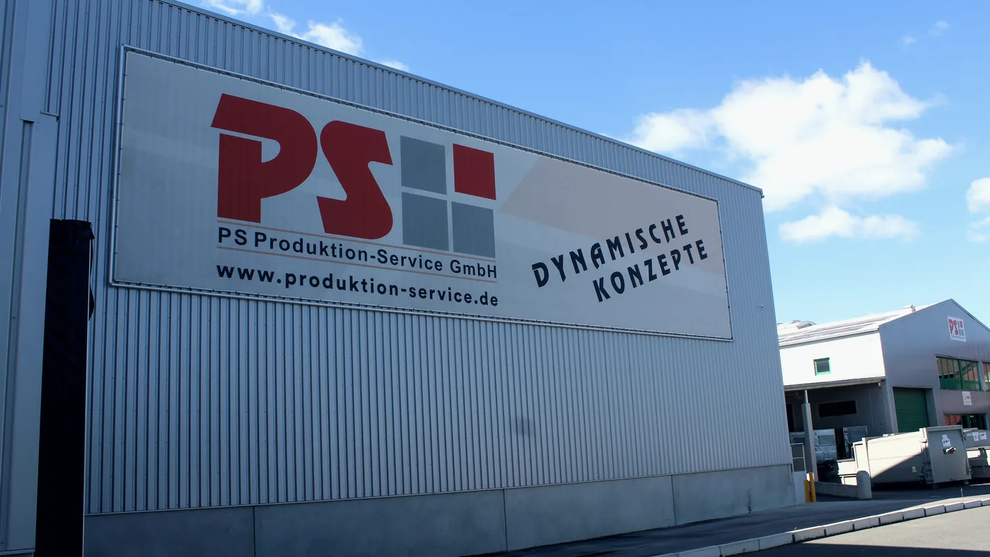Hallenwand mit großem PS-Schriftzug „Dynamische Konzepte" am Hauptstandort Rehwinkel 2–6 in Porta Westfalica