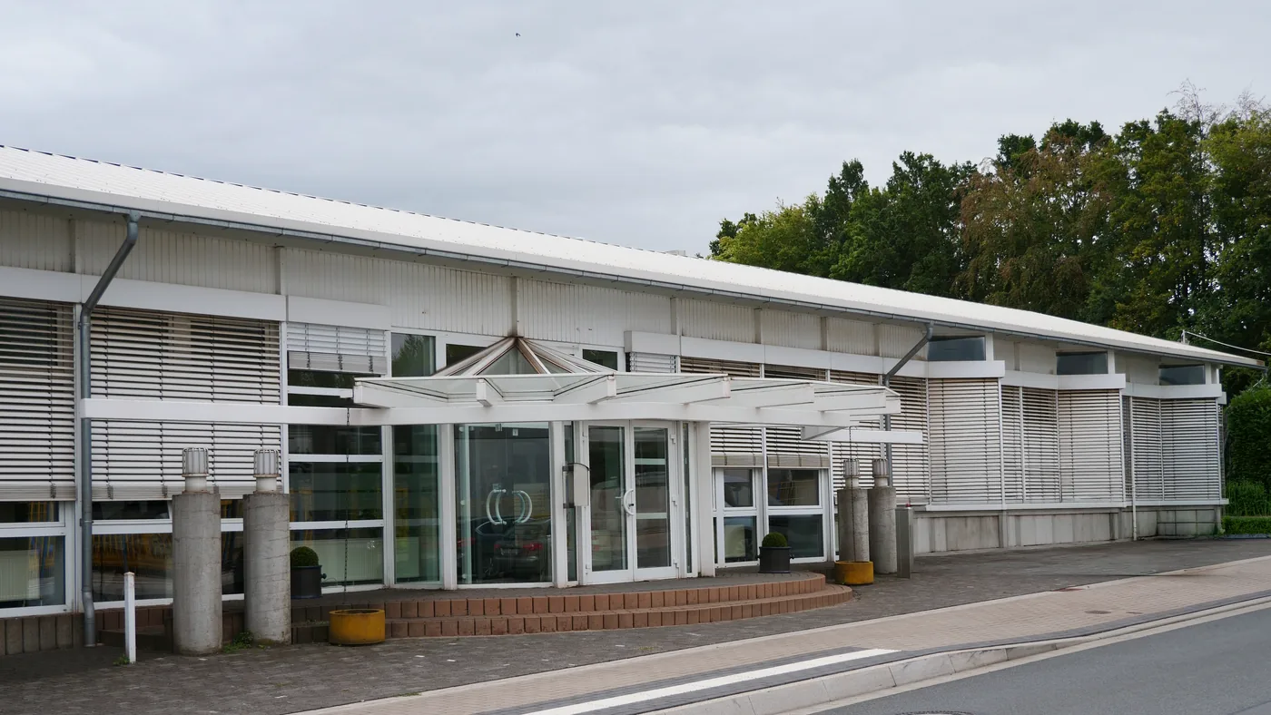 Langgestrecktes Verwaltungsgebäude mit Fensterfront und überdachtem Glaseingang an der Zechenstraße 4 in Porta Westfalica